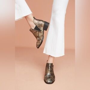 Seychelles Offstage Chelsea Boots Metalic Gold floral ankle boots booties size 6